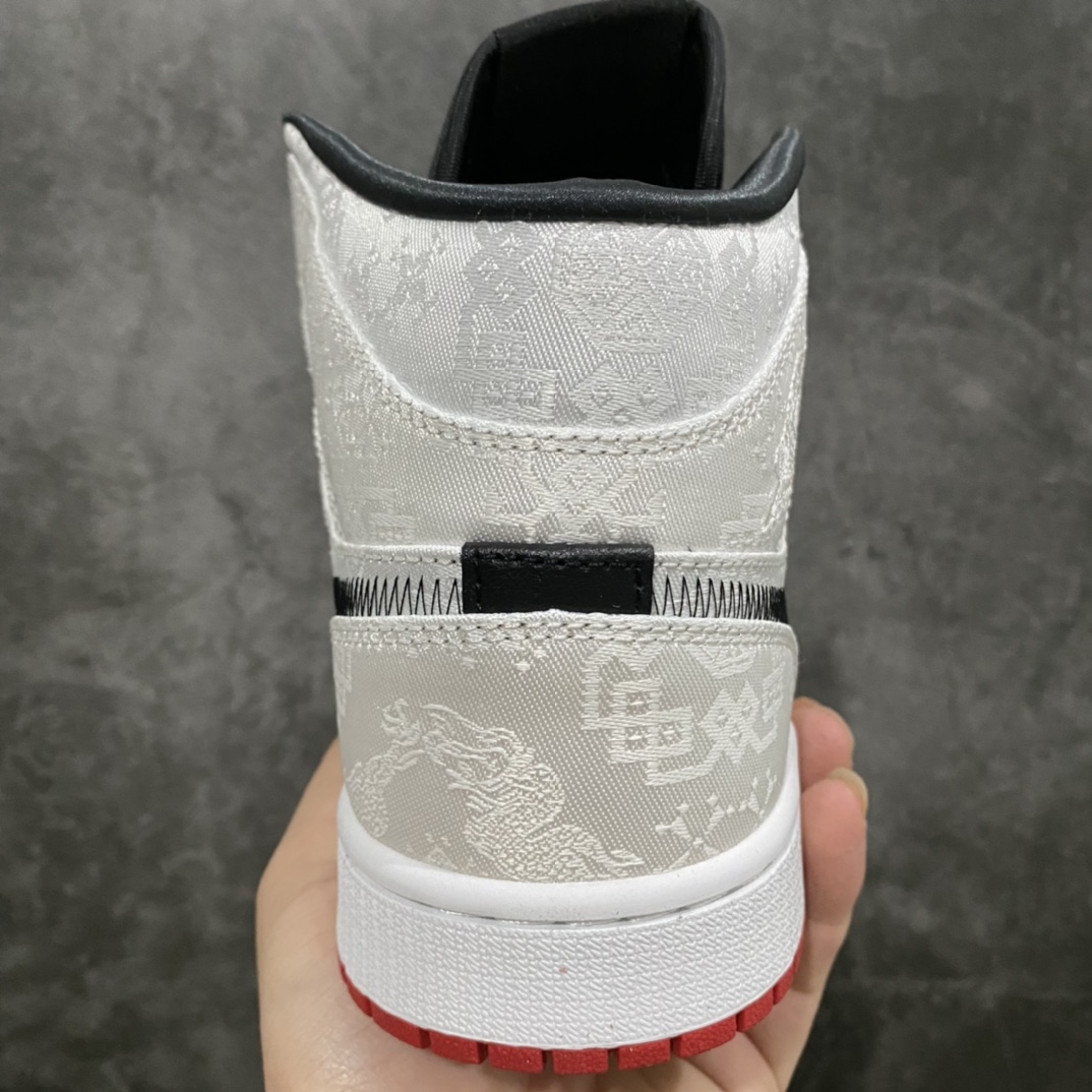 图片[4]-莞顶纯原版AJ1 Mid白丝绸CU2804-100 目前市场最顶品质没有之一 原厂大底内置全掌气垫 原厂丝绸面。正确吊牌 正确做旧铜钱 鞋舌AJ原厂专用牛津布+AJ专用反口珍珠布+原厂无杂质高弹内里海棉 特殊封边弹力鞋带 全网唯一头层牛皮 原鞋开模 拒绝公底 购置公司同步原材料 都有细节还原95%全网最高版本 原汁原味 忠于原版 尺码：40 40.5 41 42 42.5 43 44 44.5 45 46-选品中心