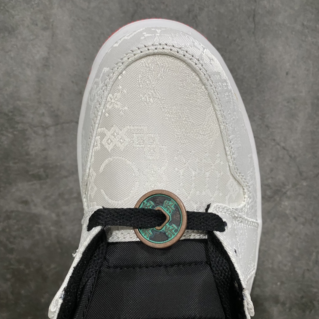 图片[5]-莞顶纯原版AJ1 Mid白丝绸CU2804-100 目前市场最顶品质没有之一 原厂大底内置全掌气垫 原厂丝绸面。正确吊牌 正确做旧铜钱 鞋舌AJ原厂专用牛津布+AJ专用反口珍珠布+原厂无杂质高弹内里海棉 特殊封边弹力鞋带 全网唯一头层牛皮 原鞋开模 拒绝公底 购置公司同步原材料 都有细节还原95%全网最高版本 原汁原味 忠于原版 尺码：40 40.5 41 42 42.5 43 44 44.5 45 46-选品中心