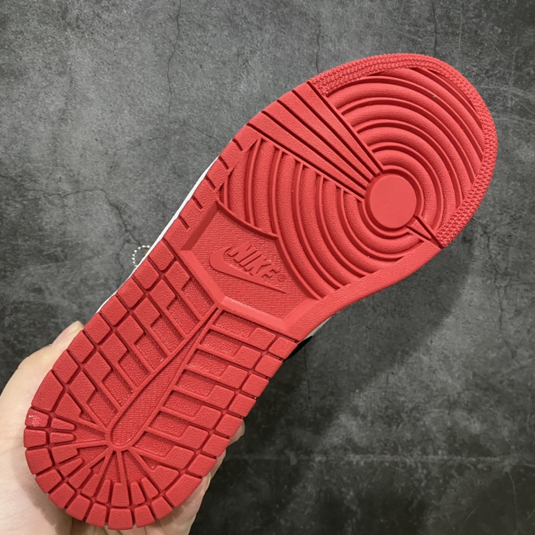 图片[8]-莞顶纯原版AJ1 Mid白丝绸CU2804-100 目前市场最顶品质没有之一 原厂大底内置全掌气垫 原厂丝绸面。正确吊牌 正确做旧铜钱 鞋舌AJ原厂专用牛津布+AJ专用反口珍珠布+原厂无杂质高弹内里海棉 特殊封边弹力鞋带 全网唯一头层牛皮 原鞋开模 拒绝公底 购置公司同步原材料 都有细节还原95%全网最高版本 原汁原味 忠于原版 尺码：40 40.5 41 42 42.5 43 44 44.5 45 46-选品中心