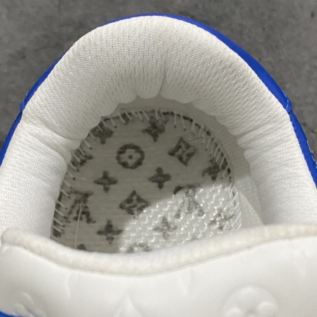 图片[9]-莞产LV x Air Force 1白蓝 目前市场最正确版 懂货的来 正确的钩子大小 （市面版本过小） 正确老花 压花比例以及各位置正确的对位！ 正确鞋舌长度及厚度（市面要么过短要么过长过薄） 正确鞋带孔8个（女鞋为7个） 正确鞋头冲孔数量（除最外排固定2个 其余没排女码比男码少1个） 目前此版本 尺码：38-45🐎 另有其他版本供应！-选品中心