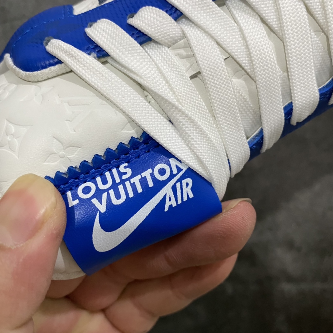 莞产LV x Air Force 1白蓝 目前市场最正确版 懂货的来 正确的钩子大小 (市面版本过小) 正确老花 压花比例以及各位置正确的对位! 正确鞋舌长度及厚度(市面要么过短要么过长过薄) 正确鞋带孔8个(女鞋为7个) 正确鞋头冲孔数量(除最外排固定2个 其余没排女码比男码少1个) 目前此版本 尺码:38-45🐎 另有其他版本供应!-选品中心