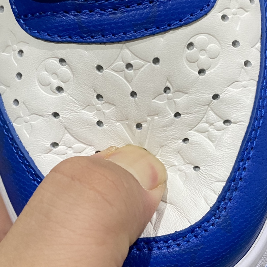 图片[7]-莞产LV x Air Force 1白蓝 目前市场最正确版 懂货的来 正确的钩子大小 （市面版本过小） 正确老花 压花比例以及各位置正确的对位！ 正确鞋舌长度及厚度（市面要么过短要么过长过薄） 正确鞋带孔8个（女鞋为7个） 正确鞋头冲孔数量（除最外排固定2个 其余没排女码比男码少1个） 目前此版本 尺码：38-45🐎 另有其他版本供应！-选品中心