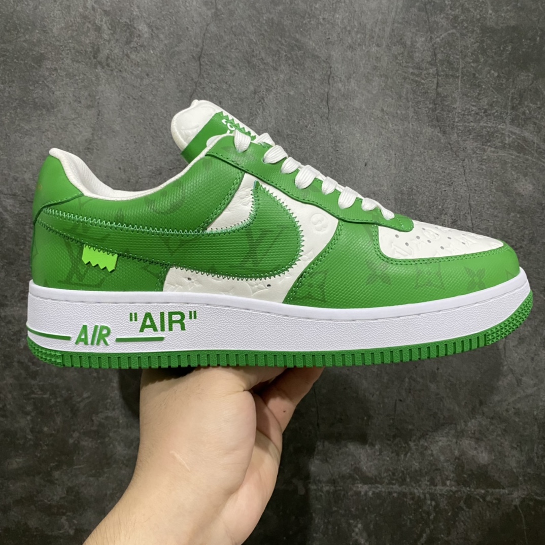 莞产LV x Air Force 1白绿 目前市场最正确版 懂货的来 正确的钩子大小 (市面版本过小) 正确老花 压花比例以及各位置正确的对位! 正确鞋舌长度及厚度(市面要么过短要么过长过薄) 正确鞋带孔8个(女鞋为7个) 正确鞋头冲孔数量(除最外排固定2个 其余没排女码比男码少1个) 目前此版本 尺码:38-45🐎 另有其他版本供应!-选品中心