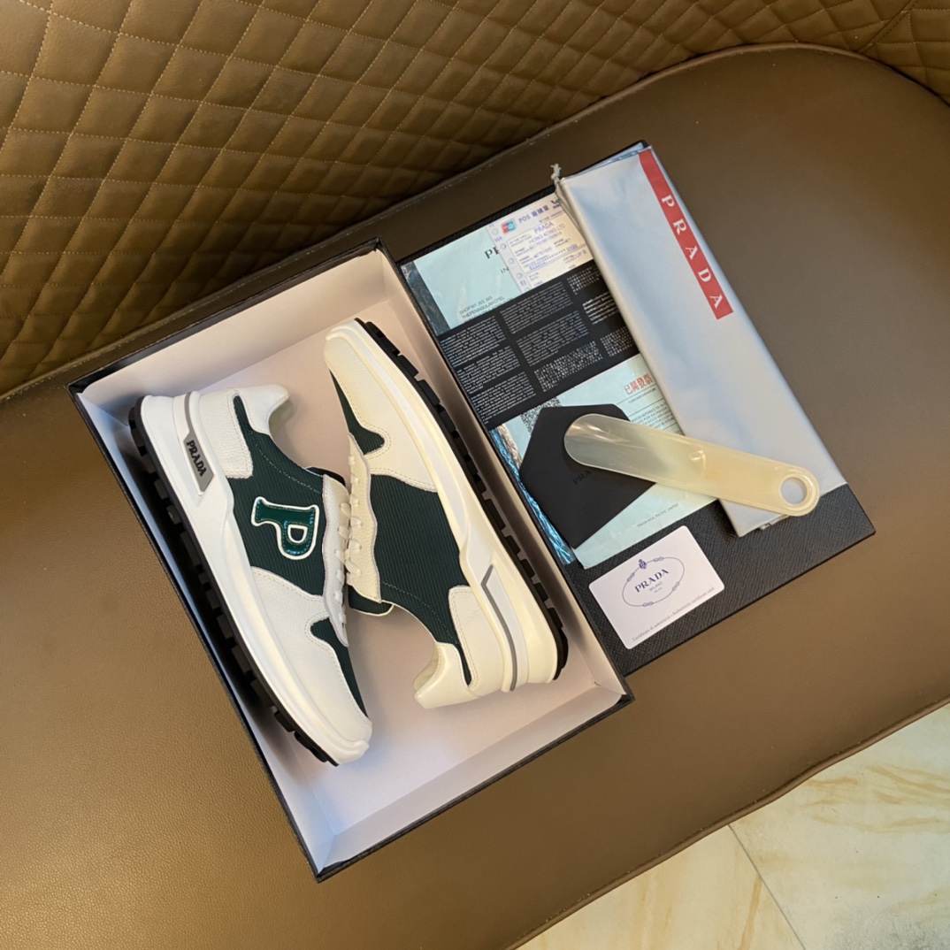 K0   普拉达～独特现代风运动鞋。专柜代购休闲鞋 男士2022专柜同步发售，意大利进口原版品牌精选头柔软牛皮原版材质制作而成，原版内里 拒绝脱色磨脚鞋底：原厂特供原版底， 超酷 法国懒人风格设计 懒人套脚套脚 原单品质 超舒服原版底 。 适合户外司机驾车完美男鞋