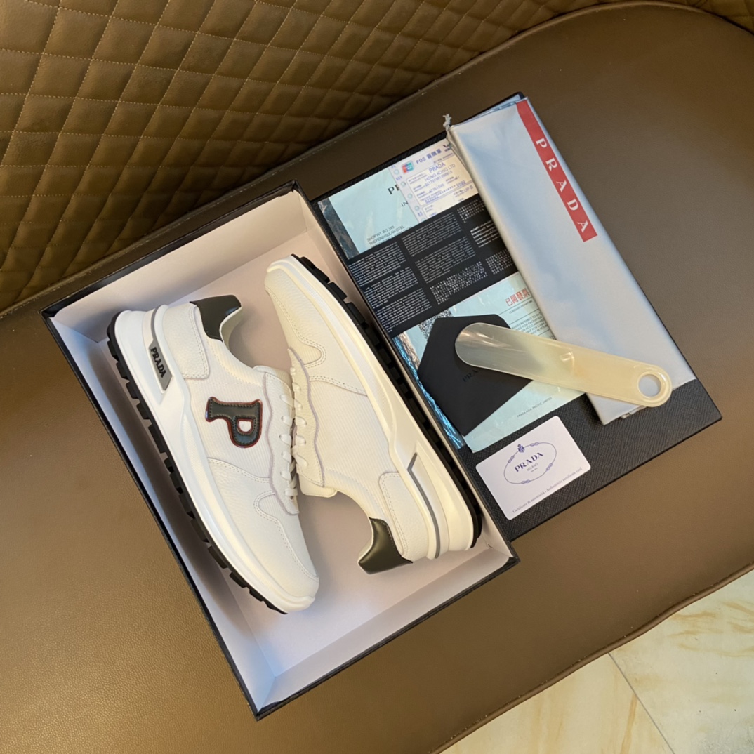 K0   普拉达～独特现代风运动鞋。专柜代购休闲鞋 男士2022专柜同步发售，意大利进口原版品牌精选头柔软牛皮原版材质制作而成，原版内里 拒绝脱色磨脚鞋底：原厂特供原版底， 超酷 法国懒人风格设计 懒人套脚套脚 原单品质 超舒服原版底 。 适合户外司机驾车完美男鞋