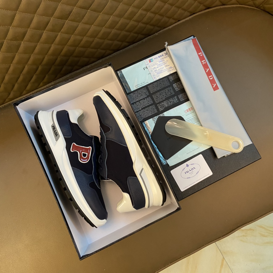 K0   普拉达～独特现代风运动鞋。专柜代购休闲鞋 男士2022专柜同步发售，意大利进口原版品牌精选头柔软牛皮原版材质制作而成，原版内里 拒绝脱色磨脚鞋底：原厂特供原版底， 超酷 法国懒人风格设计 懒人套脚套脚 原单品质 超舒服原版底 。 适合户外司机驾车完美男鞋