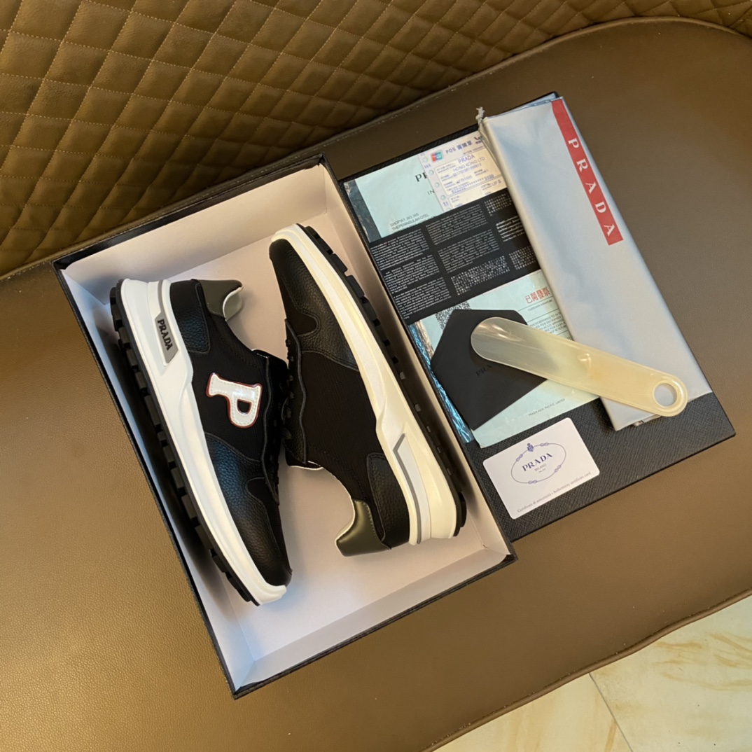 K0   普拉达～独特现代风运动鞋。专柜代购休闲鞋 男士2022专柜同步发售，意大利进口原版品牌精选头柔软牛皮原版材质制作而成，原版内里 拒绝脱色磨脚鞋底：原厂特供原版底， 超酷 法国懒人风格设计 懒人套脚套脚 原单品质 超舒服原版底 。 适合户外司机驾车完美男鞋