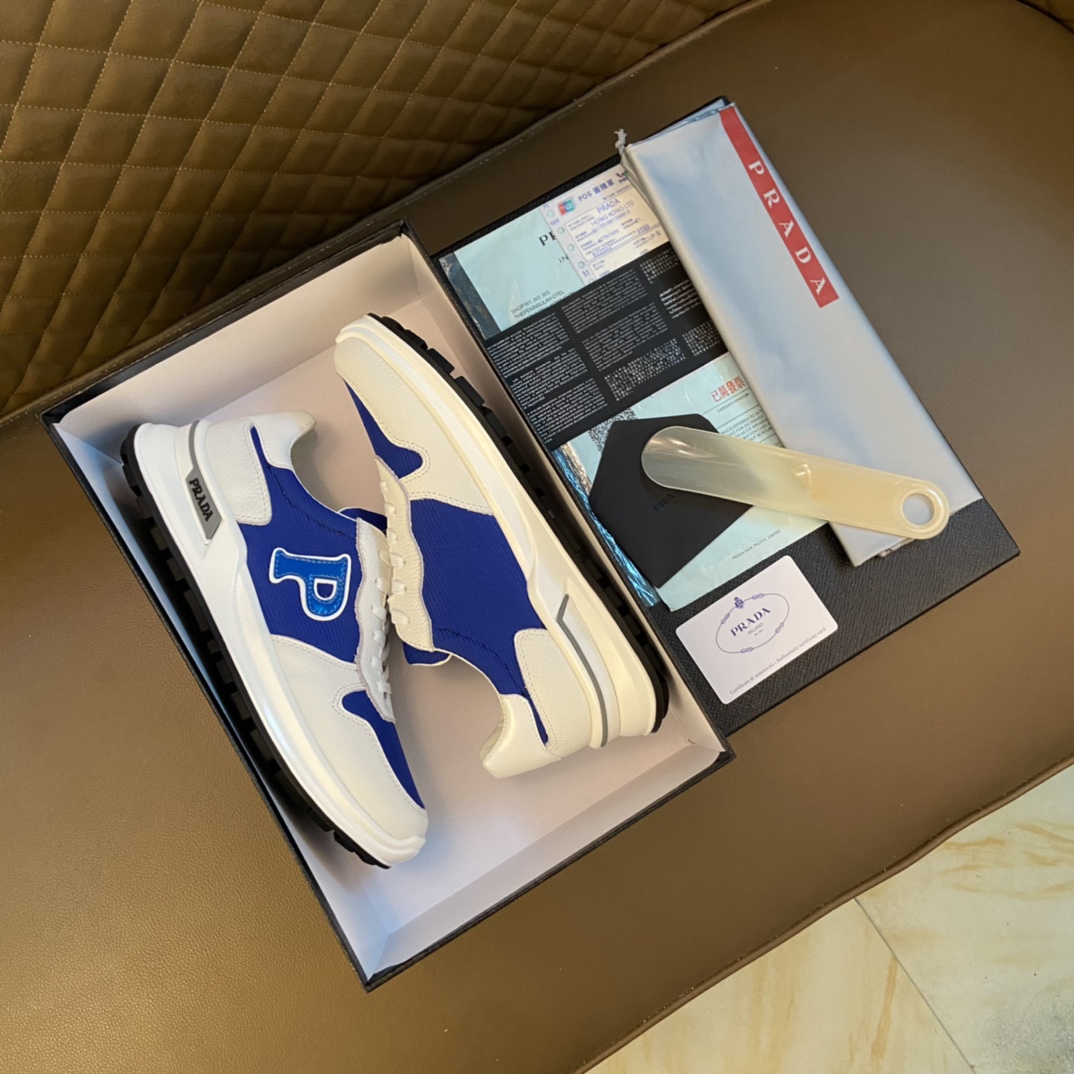 K0   普拉达～独特现代风运动鞋。专柜代购休闲鞋 男士2022专柜同步发售，意大利进口原版品牌精选头柔软牛皮原版材质制作而成，原版内里 拒绝脱色磨脚鞋底：原厂特供原版底， 超酷 法国懒人风格设计 懒人套脚套脚 原单品质 超舒服原版底 。 适合户外司机驾车完美男鞋