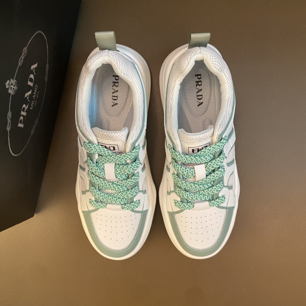 I5   普拉达～独特现代风运动鞋。专柜代购休闲鞋 男士2022专柜同步发售，意大利进口原版品牌精选头柔软牛皮。羊皮内里 拒绝脱色磨脚鞋底：原厂特供原版底， 超酷 法国懒人风格设计 懒人套脚套脚 原单品质 超舒服原版底 。 适合户外司机驾车完美男鞋