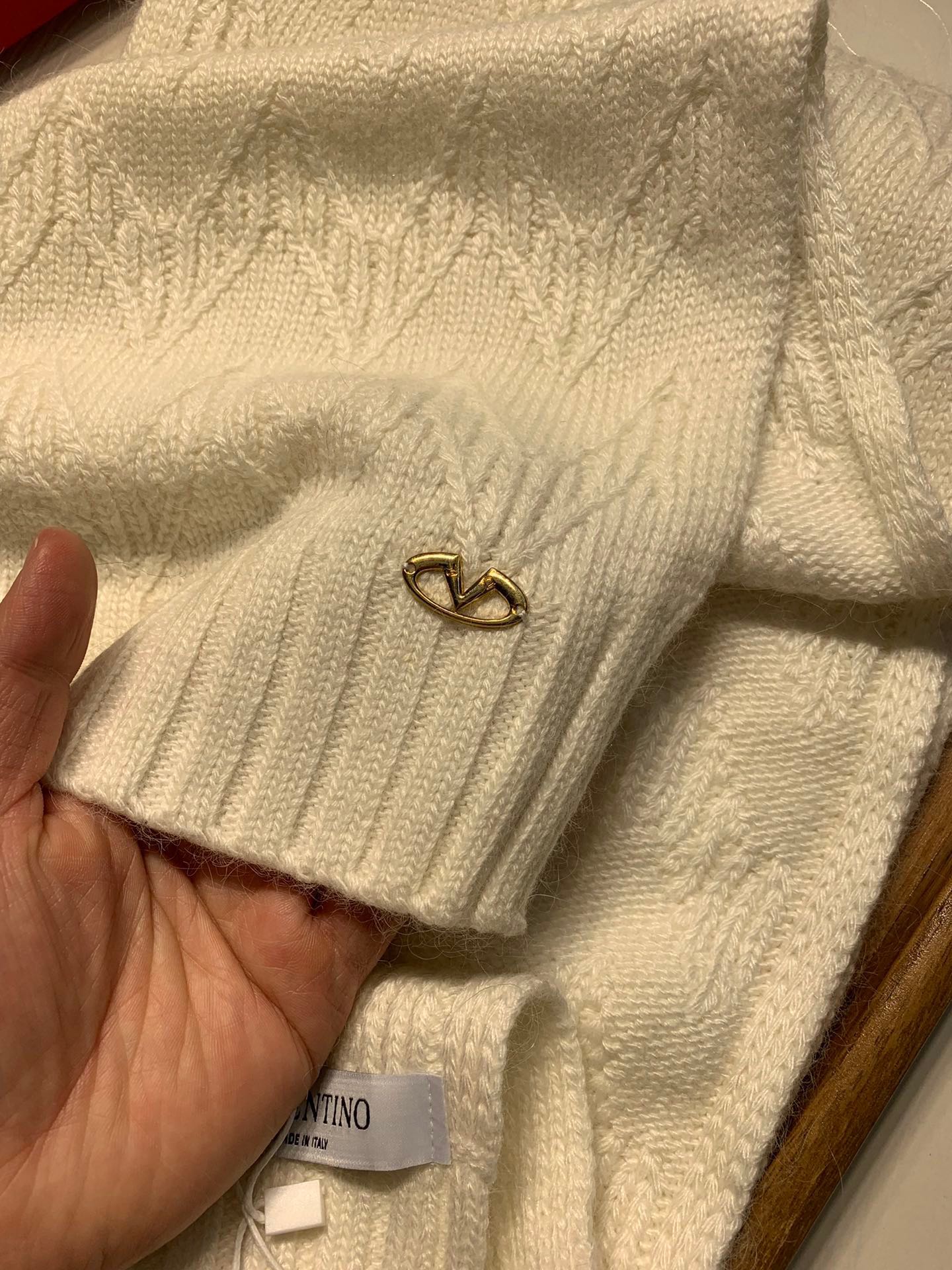 Valentino Wool Rabbit Hat and Scarf Set for Men and Women – Cozy and Stylish! - 图片 6