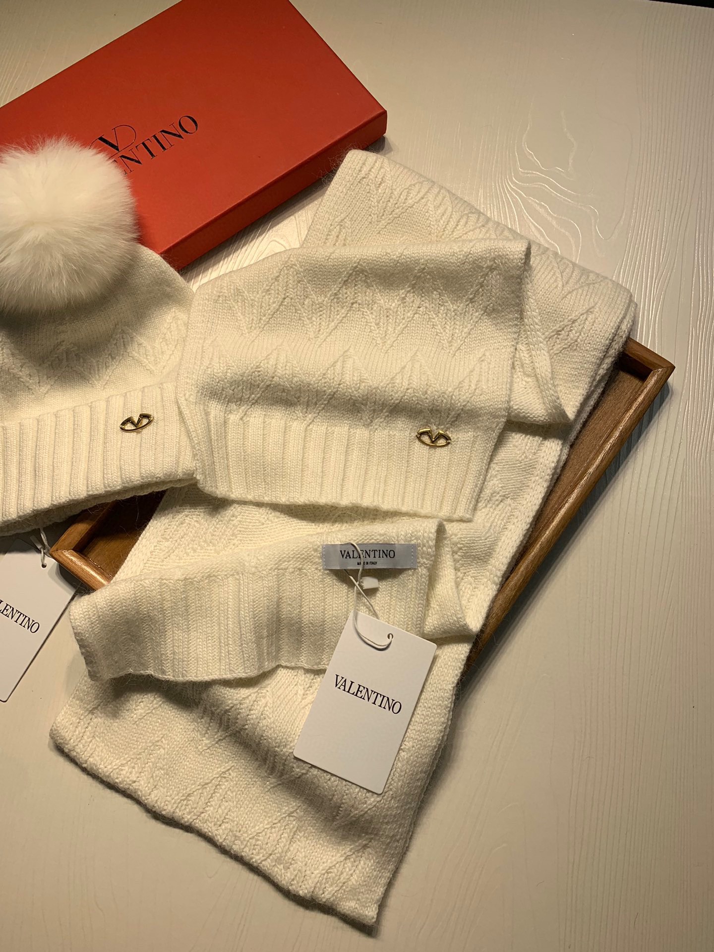 Valentino Wool Rabbit Hat and Scarf Set for Men and Women – Cozy and Stylish! - 图片 5