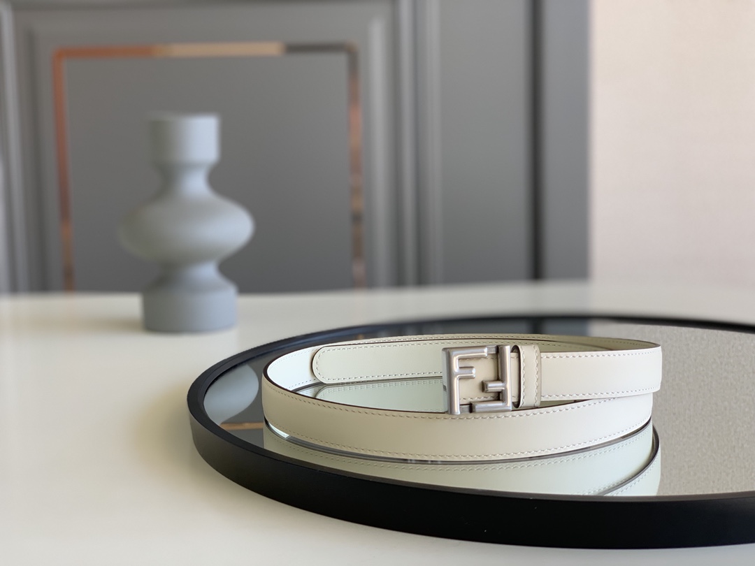 Fendi 五金做工精细 线条流畅 表面光滑 𝐙𝐏电镀工艺 香港通关【𝐇𝐀𝐀𝐒】 进口皮料
