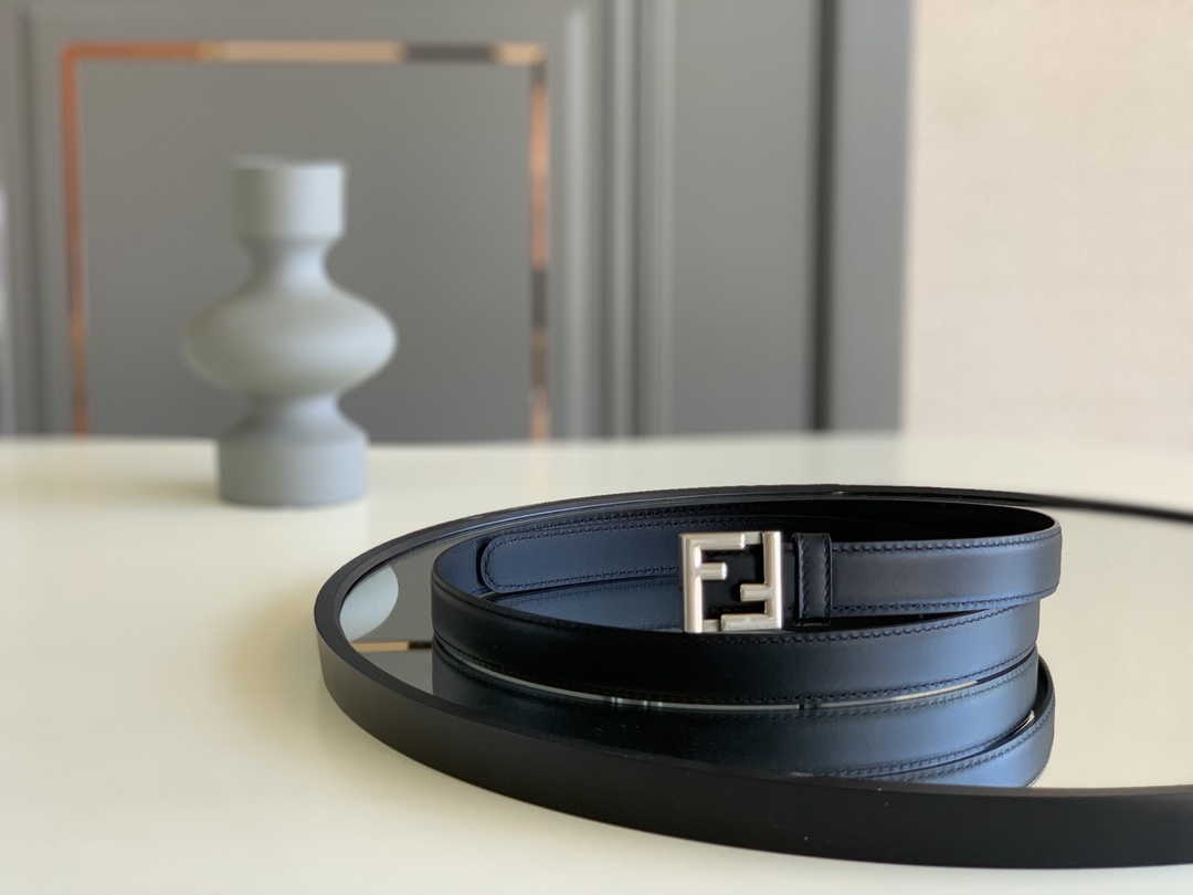 Fendi 五金做工精细 线条流畅 表面光滑 𝐙𝐏电镀工艺 香港通关【𝐇𝐀𝐀𝐒】 进口皮料