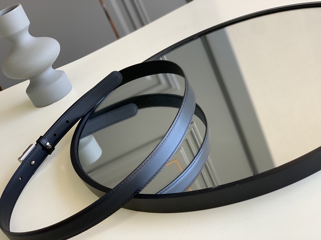 Fendi 五金做工精细 线条流畅 表面光滑 𝐙𝐏电镀工艺 香港通关【𝐇𝐀𝐀𝐒】 进口皮料