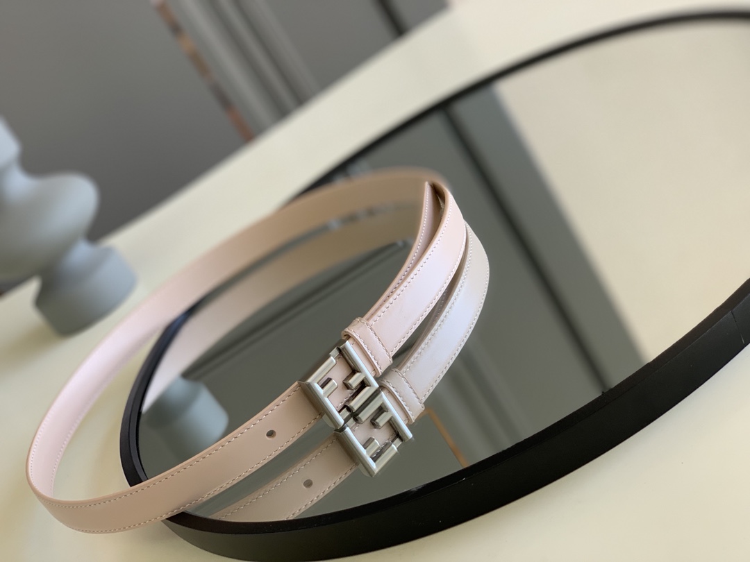 Fendi 五金做工精细 线条流畅 表面光滑 𝐙𝐏电镀工艺 香港通关【𝐇𝐀𝐀𝐒】 进口皮料