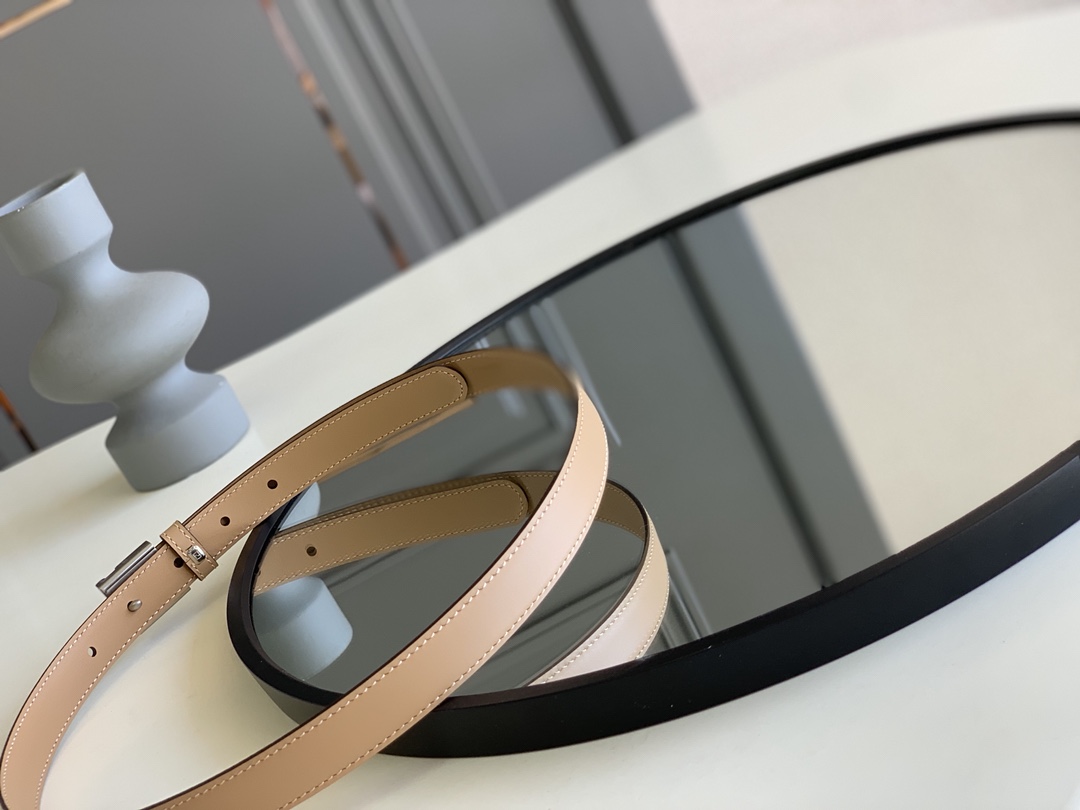 Fendi 五金做工精细 线条流畅 表面光滑 𝐙𝐏电镀工艺 香港通关【𝐇𝐀𝐀𝐒】 进口皮料