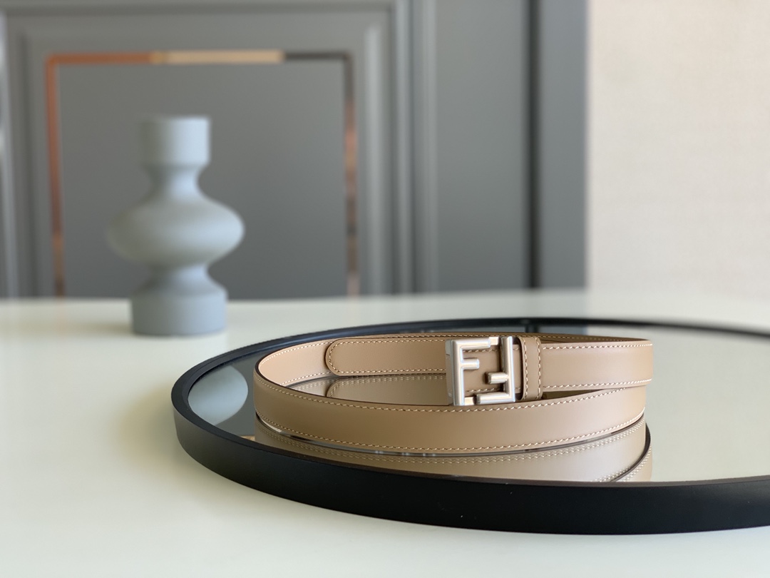 Fendi 五金做工精细 线条流畅 表面光滑 𝐙𝐏电镀工艺 香港通关【𝐇𝐀𝐀𝐒】 进口皮料