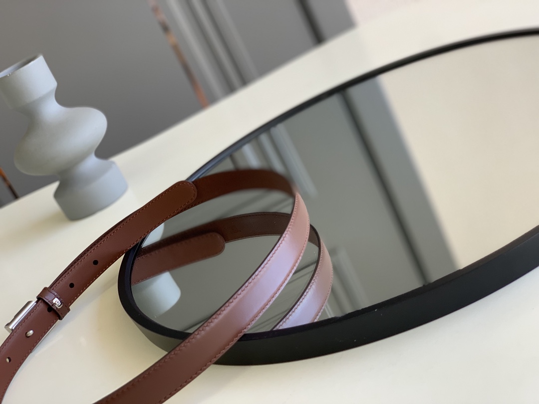 Fendi 五金做工精细 线条流畅 表面光滑 𝐙𝐏电镀工艺 香港通关【𝐇𝐀𝐀𝐒】 进口皮料