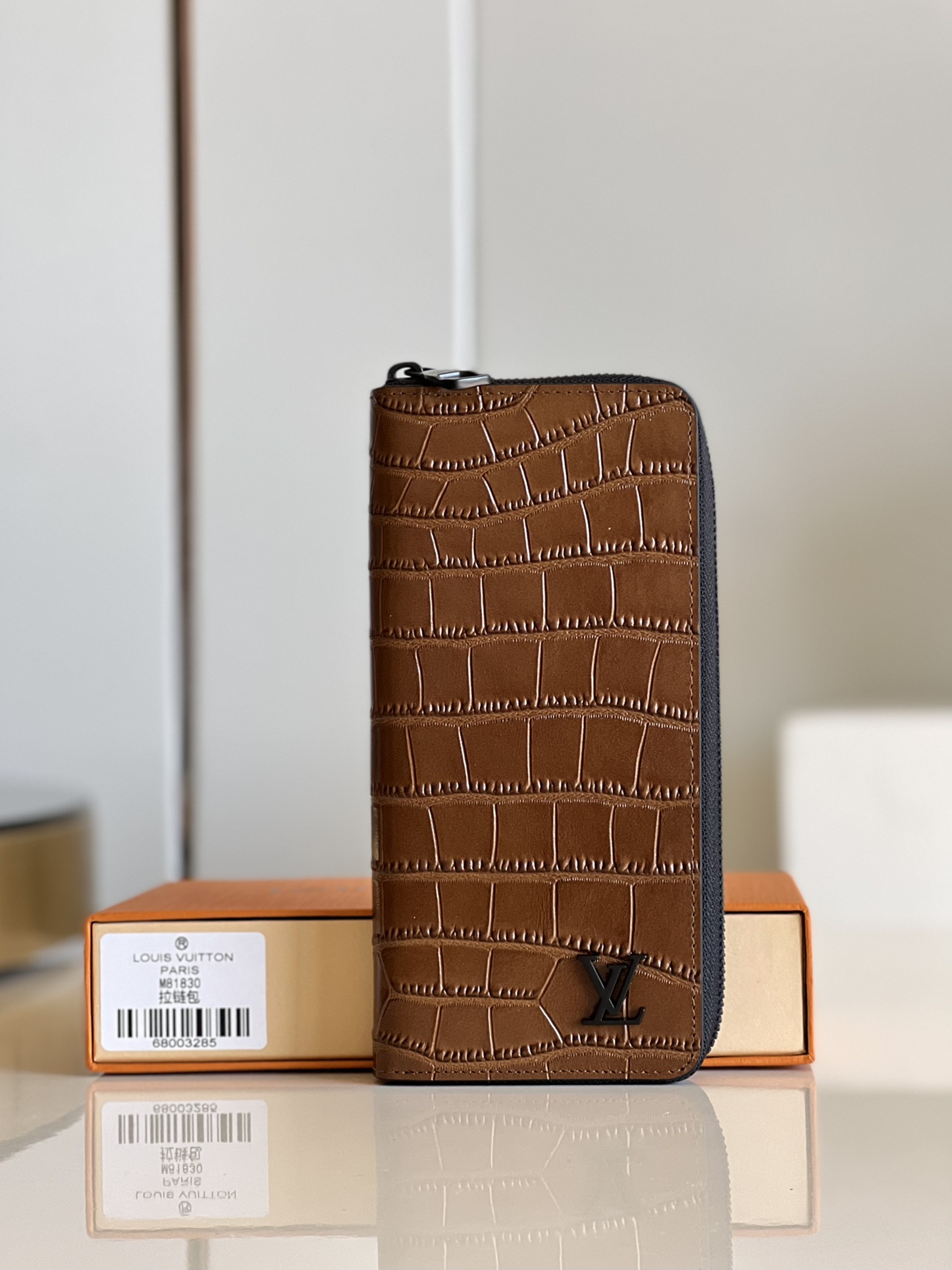 NO:399172,[Exclusive real photo M81830 single pull] This men's vertical zipper wallet is made of wear-resistant crocodile pattern, with elegant temperament. Multiple practical pockets and compartments are designed to easily accommodate cash, credit cards and change. 20x10cm U.320, LV [original leather], louis vuitton19860909【独家实拍M81830单拉】本款男士竖款拉链钱夹以耐磨的鳄鱼纹制成,气质优雅.多个实用的口袋和隔层设计可轻松容纳现金、信用卡和零钱.20x10cm U.320,LV【原厂皮】,louis vuitton,Bag