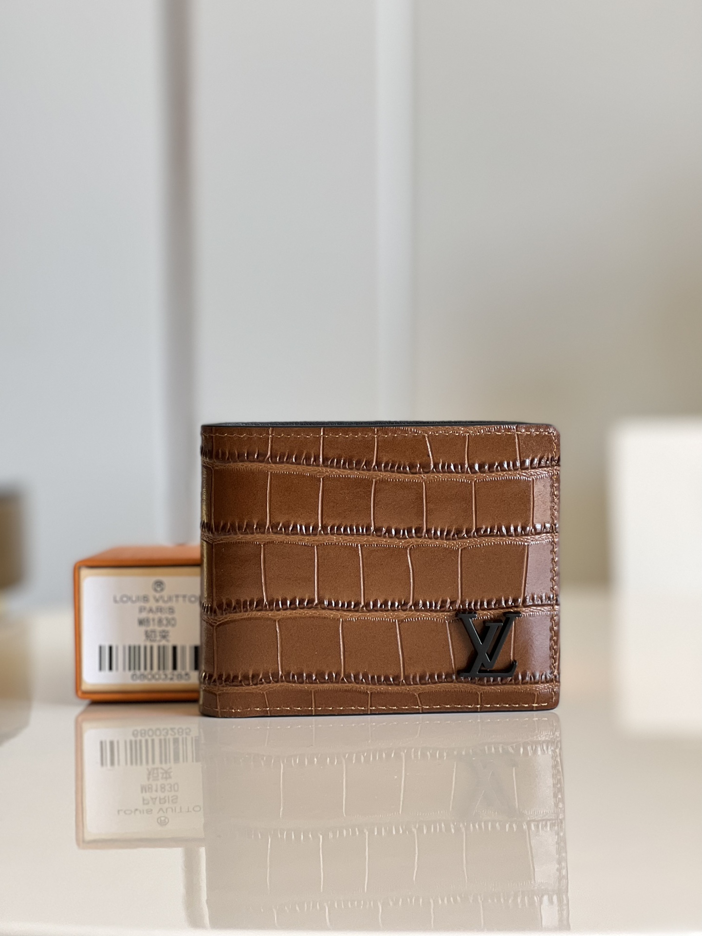 NO:399176,[Exclusive real-life M81830 short clip] is worthy of its name, made of crocodile leather, spacious interior space, with multiple slots and compartments, but it can be easily placed in the pants bag. 11.5 x 9 x 1.5 cm U., LV [original leather], louis vuitton, crocodile skin19860909【独家实拍M81830短夹】可谓名副其实,采用鳄鱼皮革制成,内部空间宽敞,设有多个卡槽和隔层, 却能轻松放入裤袋中.11.5 x 9 x 1.5 厘米 U.,LV【原厂皮】,louis vuitton,crocodile skin,Bag