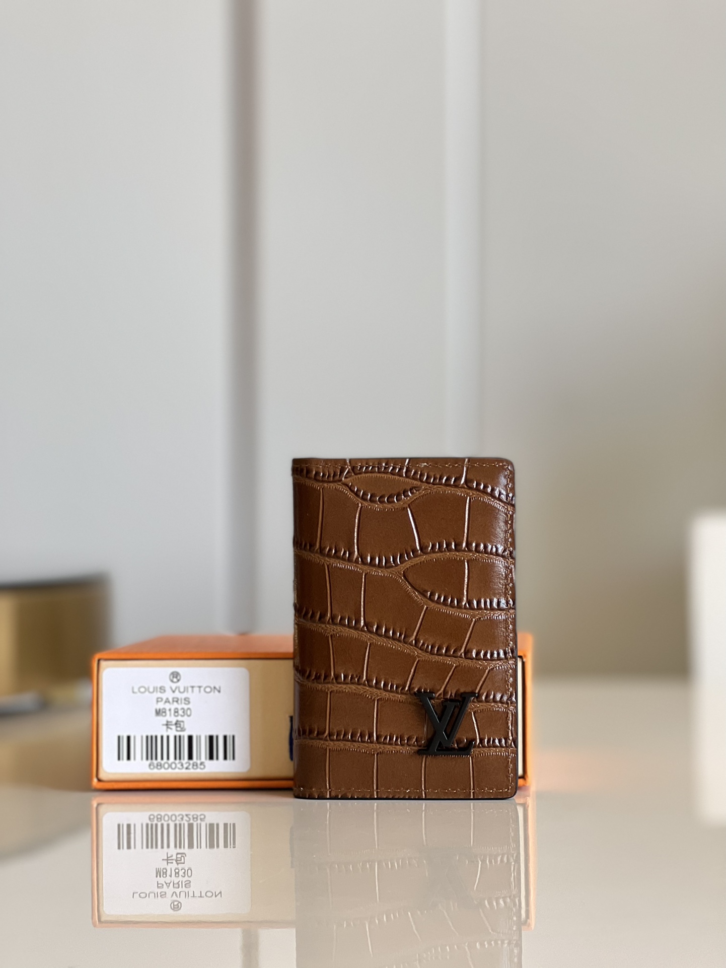 NO:399179,[Exclusive real-life M81830 pocket clip] is veritable, made of crocodile leather, spacious interior space, with multiple card slots and compartments, but can be easily placed in the pants bag 8*11CM U., LV [original leather], louis vuitton, crocodile skin19860909【独家实拍M81830口袋夹】可谓名副其实,采用鳄鱼皮革制成,内部空间宽敞,设有多个卡槽和隔层, 却能轻松放入裤袋中 8*11CM U.,LV【原厂皮】,louis vuitton,crocodile skin,Bag