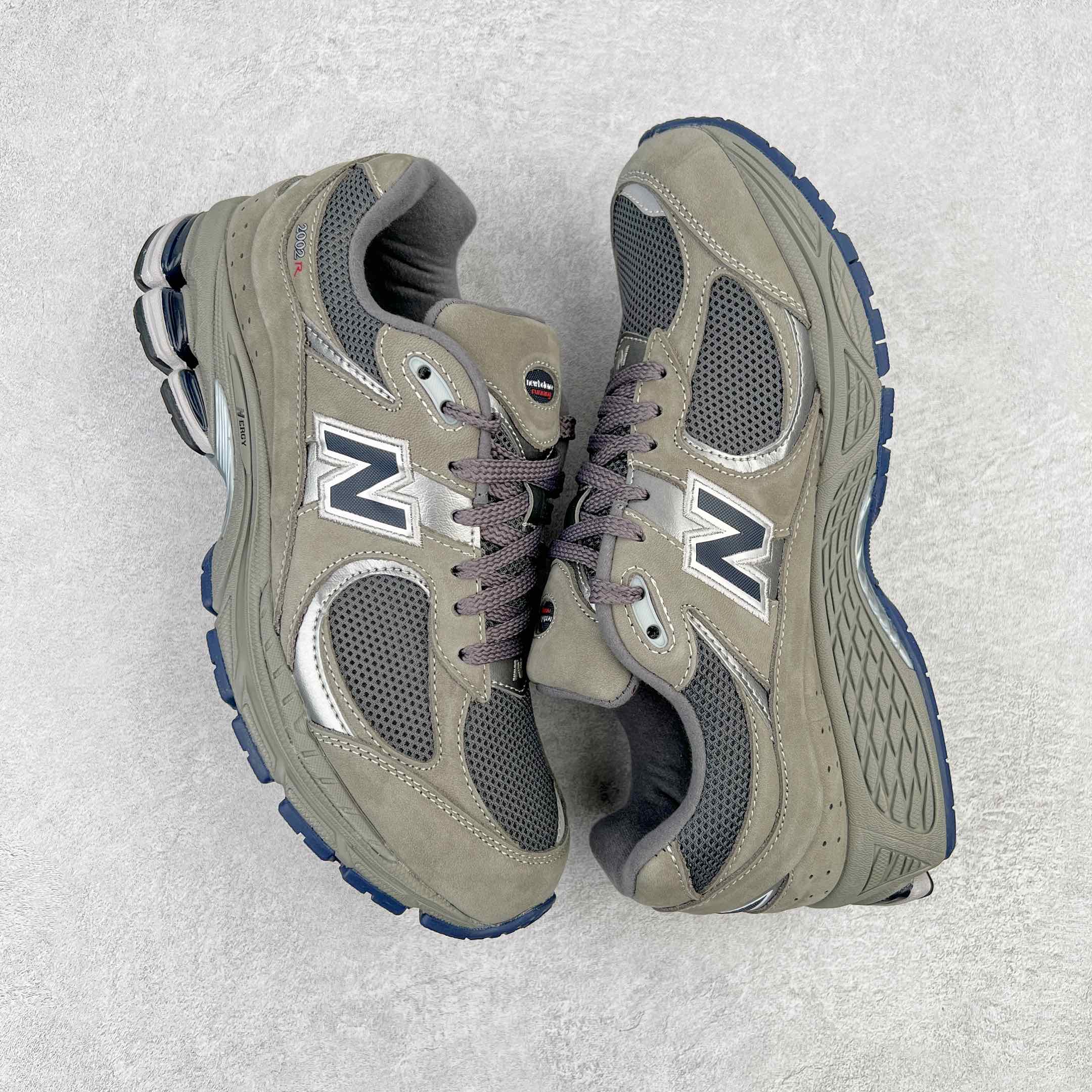 图片[3]-💰240 ＃M纯原 新百伦NB New Balance ML2002RA 经典灰 全套原楦原纸板原厂数据开发 原厂网纱 原装进口翻毛皮料正确绒感卡色 正确中底拉帮中底网布细节 一比一手工擦旧效果 冲裁组合 匠心打造 耗时两个月开发完成 工艺极其复杂难度可想而知 新开独立私模大底 全网唯一正确做旧组合大底 高端零售专供产物 尺码：36 37 37.5 38 38.5 39.5 40 40.5 41.5 42 42.5 43 44 44.5 45 45.5 46.5 47 编码：by3936010-运动鞋