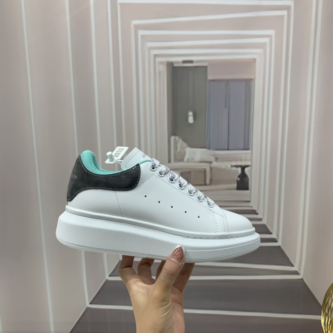 K0 顶级版本.情侣款Alexander McQUEEN高版本再次升级为最高品质Alexander Mcqueen 麦昆  春夏秋冬 顶级版本 代购级别诚招全国线上线下代理商加盟面料：意大利进口花皮 高质感 抗水擦不变色内里： A级意大利进口超软水染羊皮里.耐脏.吸汗.透气.舒适垫脚: 顶级版进口意大利超软牛里皮大底：PU+专柜1:1鞋盒：原版米黄盒. 外加白翻盖合双层保护.布袋.手提袋.合格证1:1开模4件套.配送鞋带一双.鞋带可以任意选本工厂的所有颜色一双