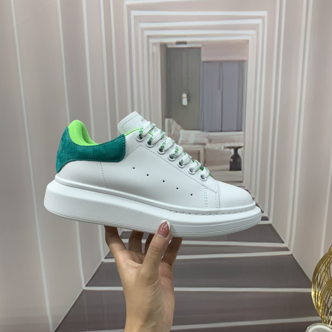 K0 顶级版本.情侣款Alexander McQUEEN高版本再次升级为最高品质Alexander Mcqueen 麦昆  春夏秋冬 顶级版本 代购级别诚招全国线上线下代理商加盟面料：意大利进口花皮 高质感 抗水擦不变色内里： A级意大利进口超软水染羊皮里.耐脏.吸汗.透气.舒适垫脚: 顶级版进口意大利超软牛里皮大底：PU+专柜1:1鞋盒：原版米黄盒. 外加白翻盖合双层保护.布袋.手提袋.合格证1:1开模4件套.配送鞋带一双.鞋带可以任意选本工厂的所有颜色一双