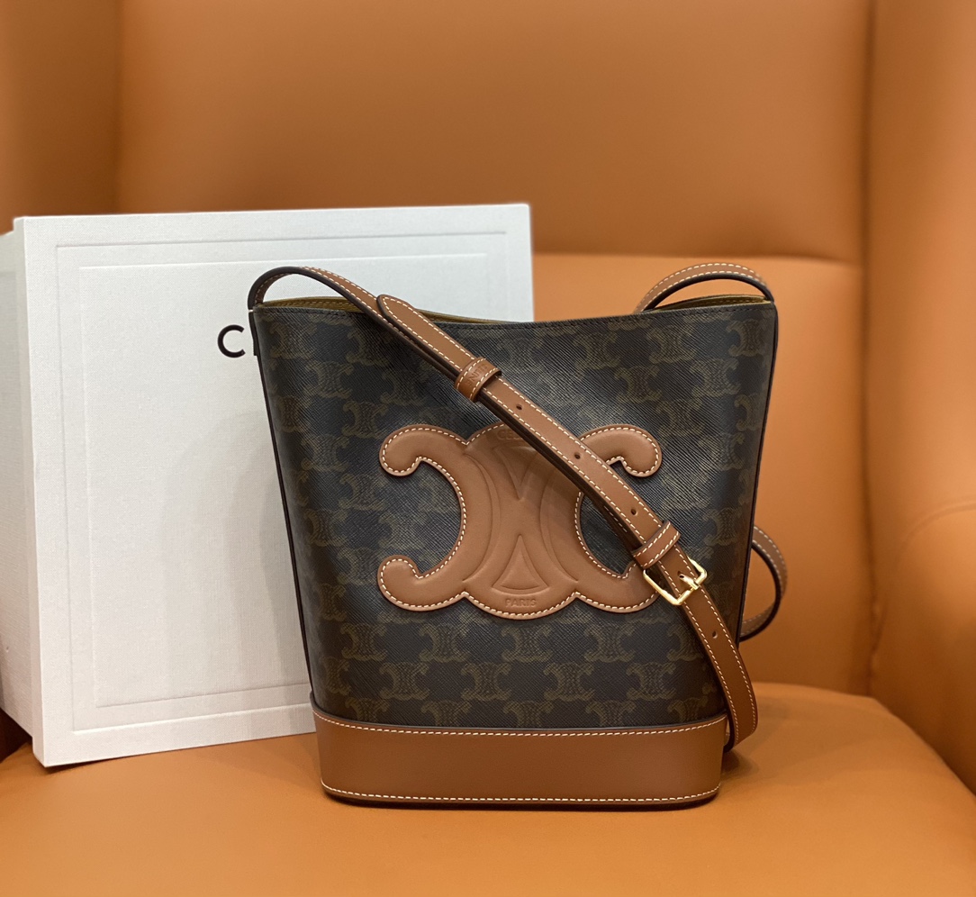 NO:197924,Genuine s new product｜CUIR TRIOMPHE small presbyterian/cowhide bucket bag 198243# Continuing the classic, the three-dimensional Arc de Triomphe logo is brand new, low-key and simple, super practical and versatile ~ Must-in-class style can be crossbody and shoulders, and with adjustable leather shoulder straps Size 30 X 22 X 13cm [with original gift box], Celine, celine, celine, cowhide19860909正品级 s新品｜CUIR TRIOMPHE小号老花/牛皮 水桶包198243# 延续经典,立体的凯旋门标志焕然一新,低调简约,超级实用百搭～必入款可斜挎和肩背、搭配可调节皮革肩带 尺寸30 X 22 X 13cm【配原厂礼品盒】,赛琳celine,celine,celine,cowhide,Bag