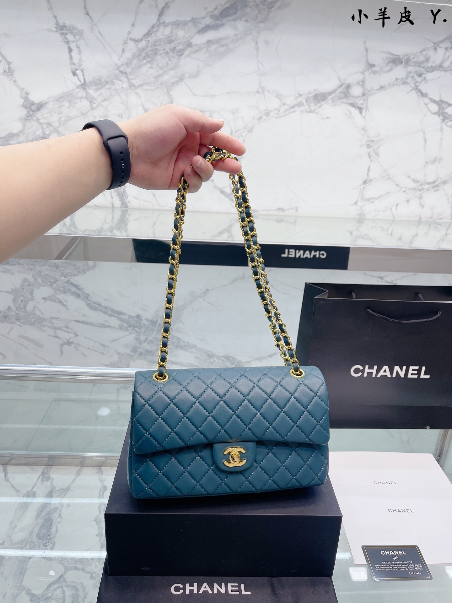 K5 小羊皮 Chanel小羊皮cf系列菱格包香奈儿精致女神推荐入手呦 美貌与实用并存 近年超盛行而小香这款做的超级棒 百搭休闲,职业,萌新等多种风格 材质是原版牛皮工艺 内里隔层方便收纳 挎背休闲洋气 手提不俗套又很有御姐风范 大方利落超好看 尺寸 25cm 配折叠礼盒