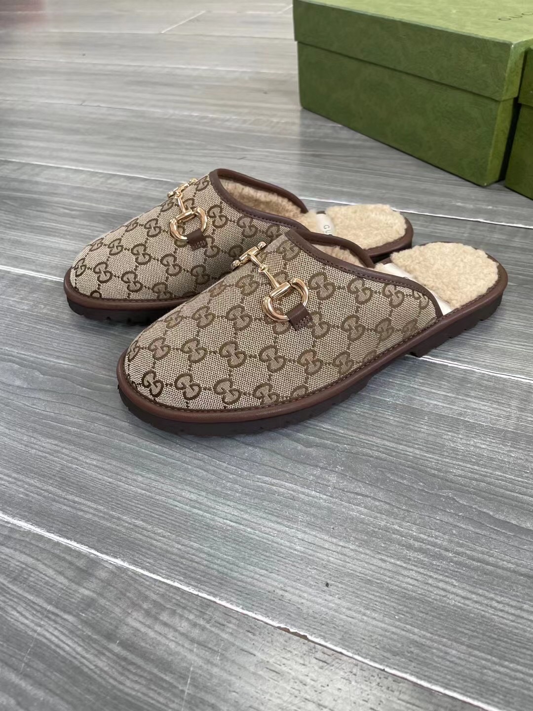 Unisex P240GUCCI Gold Men's Horsebit GG Slippers Haciéndose eco de las raíces históricas del estampa
