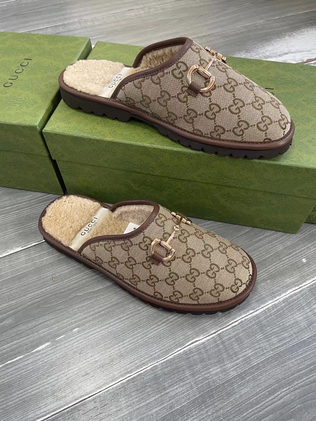 Unisex P240GUCCI Gold Men's Horsebit GG Slippers Haciéndose eco de las raíces históricas del estampa