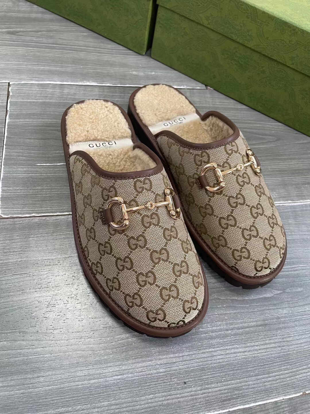 Unisex P240GUCCI Gold Men's Horsebit GG Slippers Haciéndose eco de las raíces históricas del estampa
