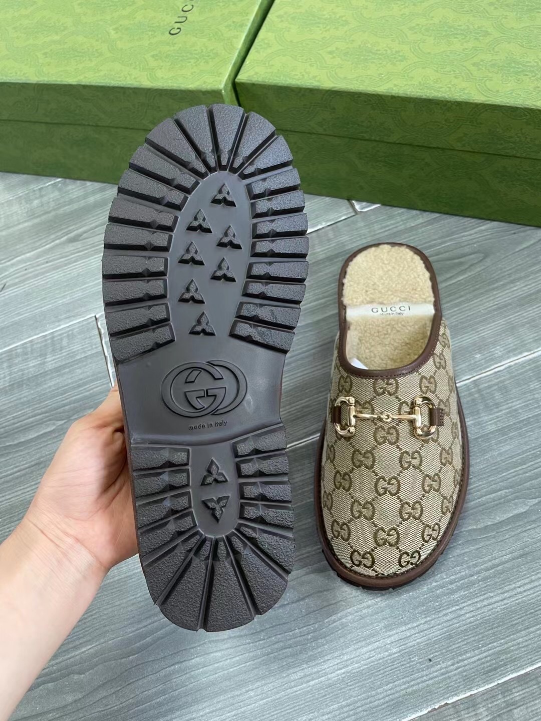 Unisex P240GUCCI Gold Men's Horsebit GG Slippers Haciéndose eco de las raíces históricas del estampa