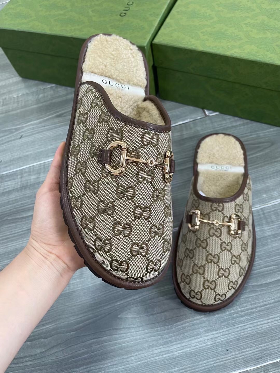 Unisex P240GUCCI Gold Men's Horsebit GG Slippers Haciéndose eco de las raíces históricas del estampa