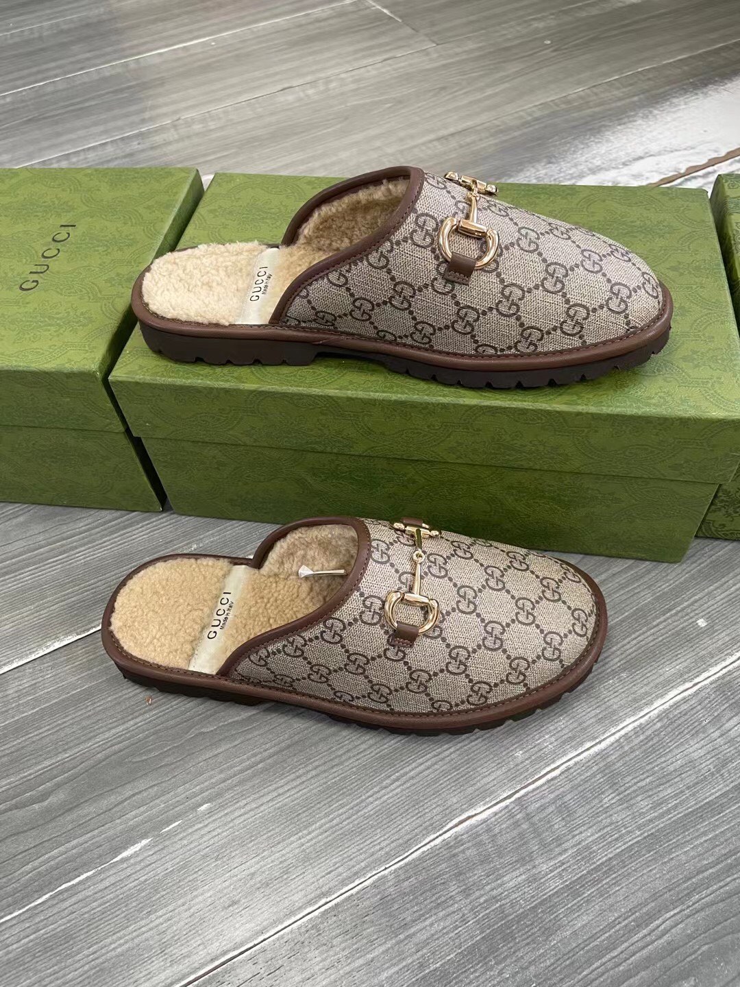 Unisex P240GUCCI Gold Men's Horsebit GG Slippers Haciéndose eco de las raíces históricas del estampa
