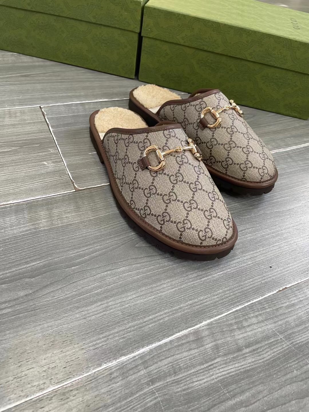 Unisex P240GUCCI Gold Men's Horsebit GG Slippers Haciéndose eco de las raíces históricas del estampa