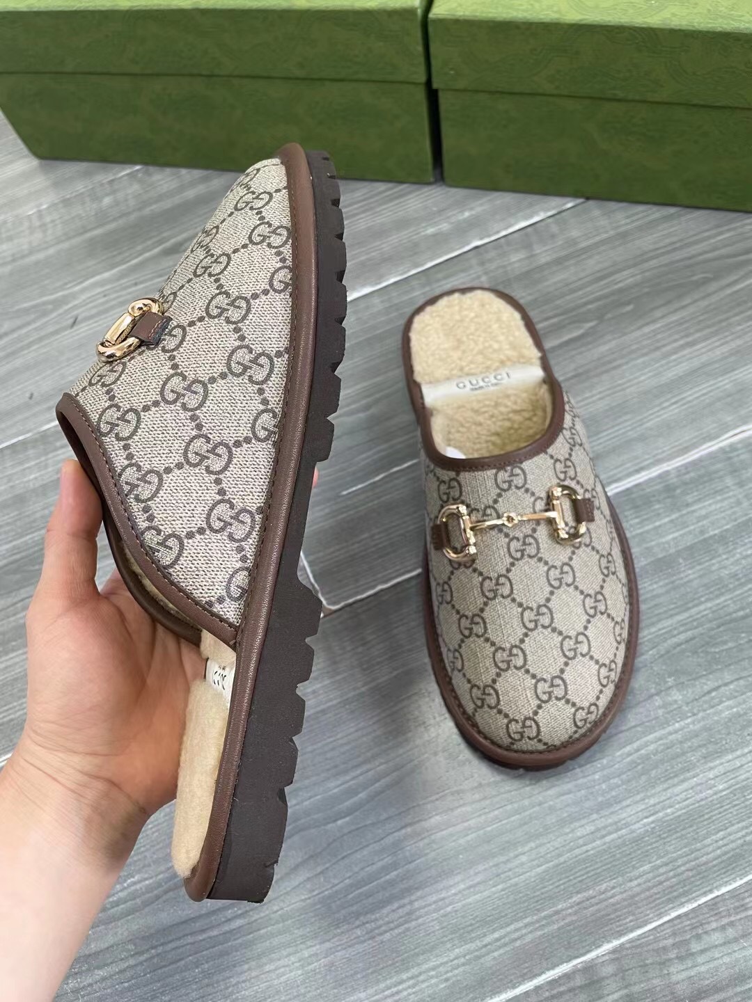 Unisex P240GUCCI Gold Men's Horsebit GG Slippers Haciéndose eco de las raíces históricas del estampa