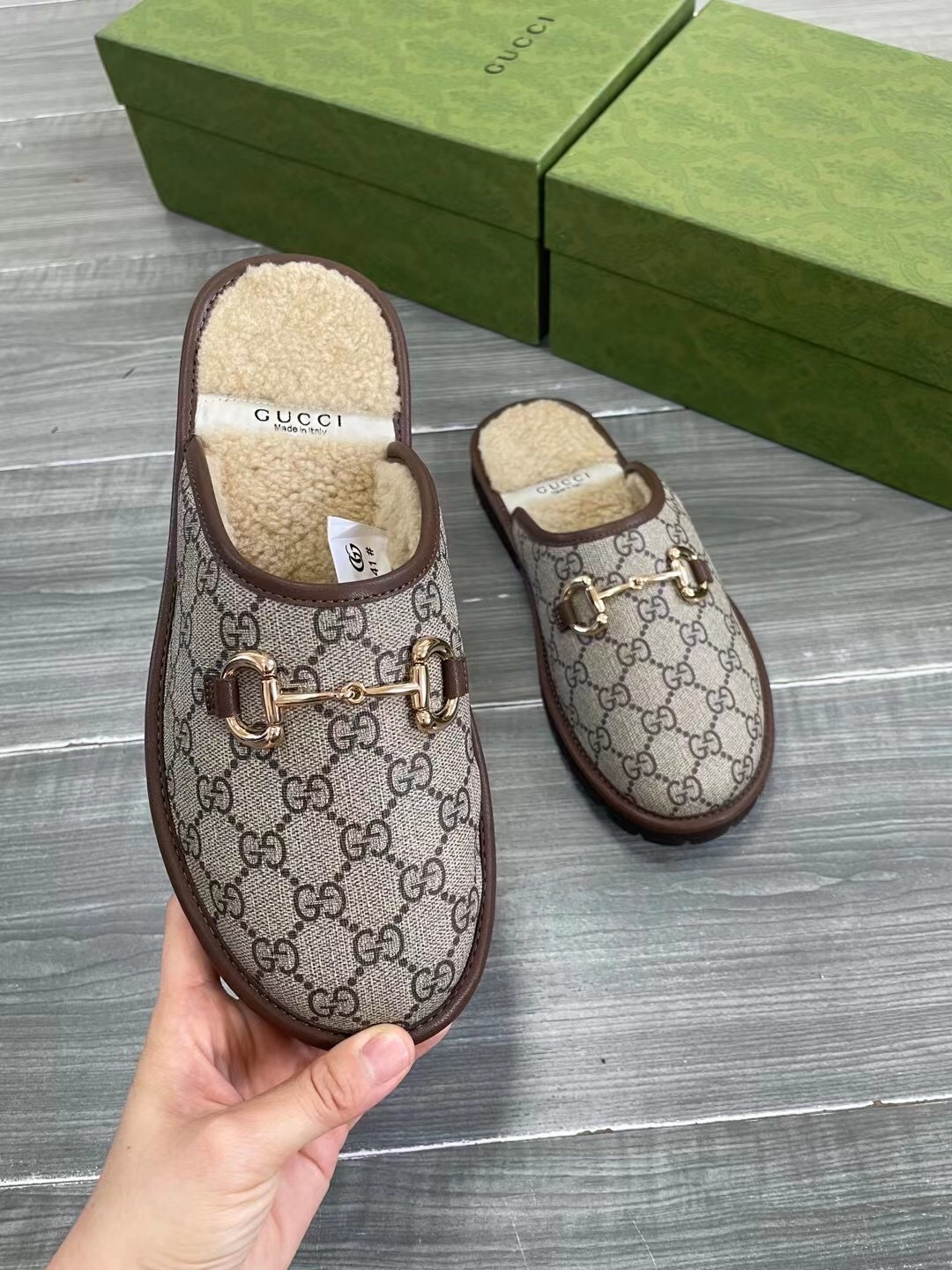 Unisex P240GUCCI Gold Men's Horsebit GG Slippers Haciéndose eco de las raíces históricas del estampa