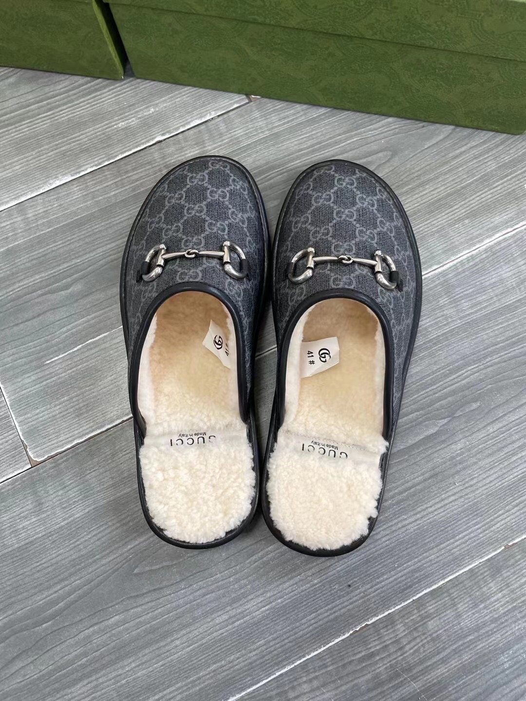 Unisex P240GUCCI Gold Men's Horsebit GG Slippers Haciéndose eco de las raíces históricas del estampa