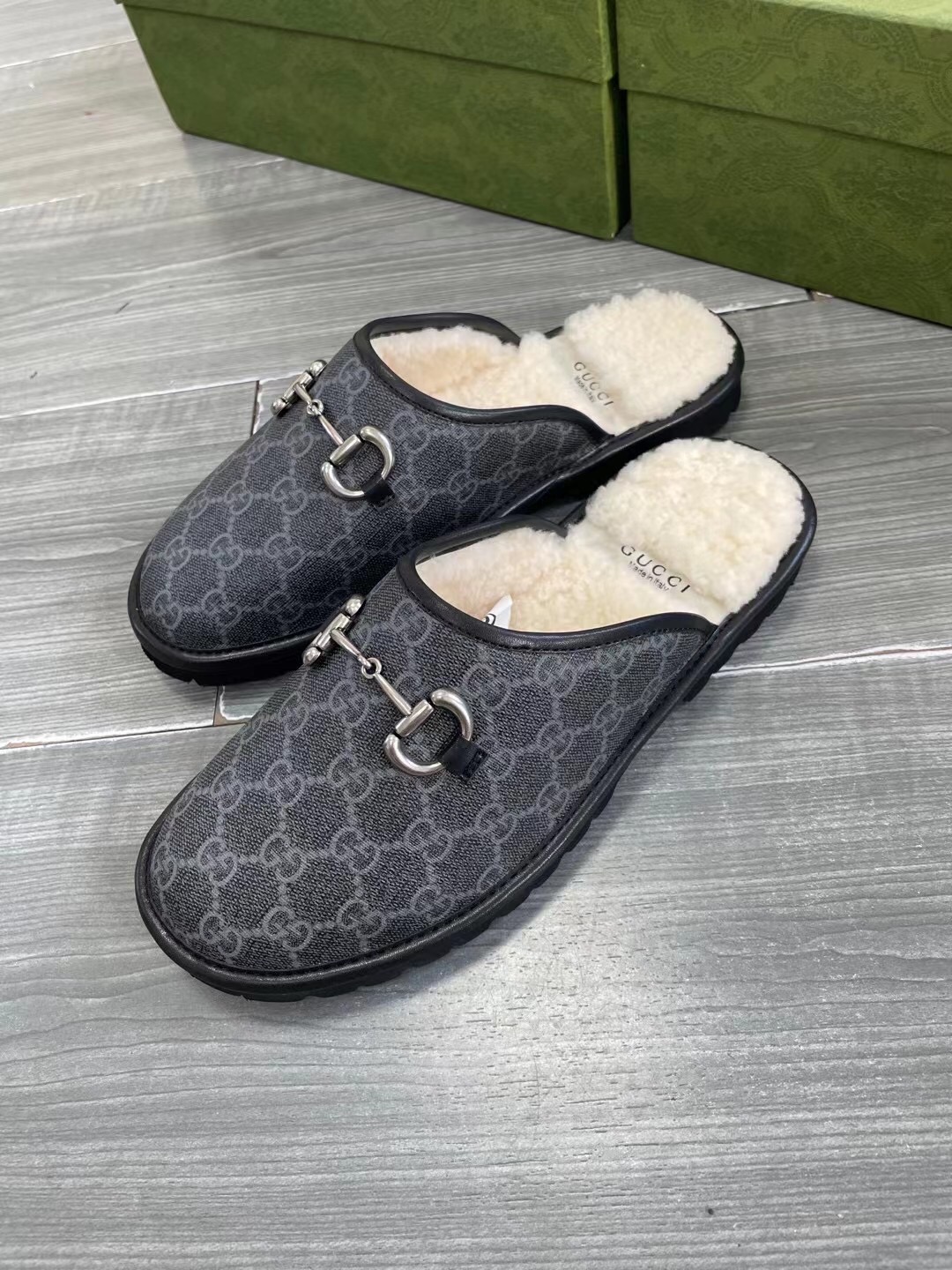 Unisex P240GUCCI Gold Men's Horsebit GG Slippers Haciéndose eco de las raíces históricas del estampa