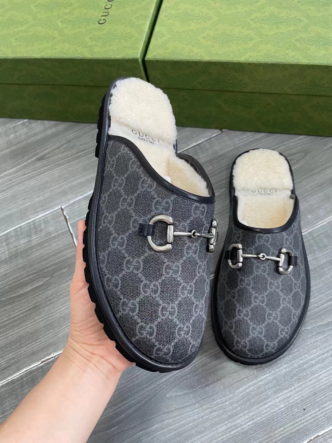Unisex P240GUCCI Gold Men's Horsebit GG Slippers Haciéndose eco de las raíces históricas del estampa