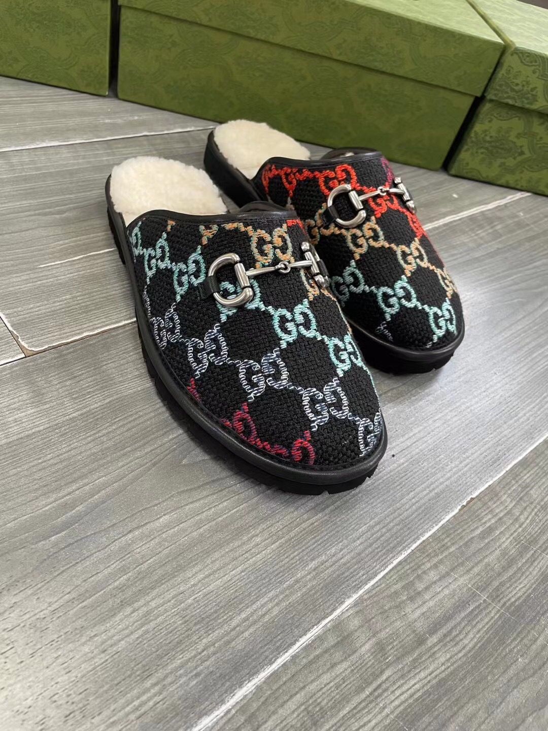 Unisex P240GUCCI Gold Men's Horsebit GG Slippers Haciéndose eco de las raíces históricas del estampa