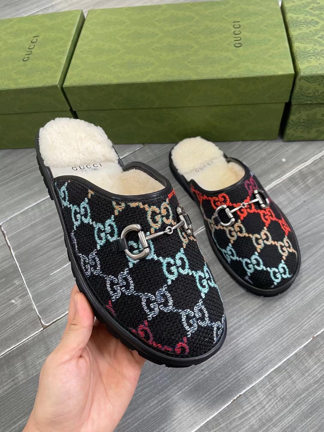 Unisex P240GUCCI Gold Men's Horsebit GG Slippers Haciéndose eco de las raíces históricas del estampa