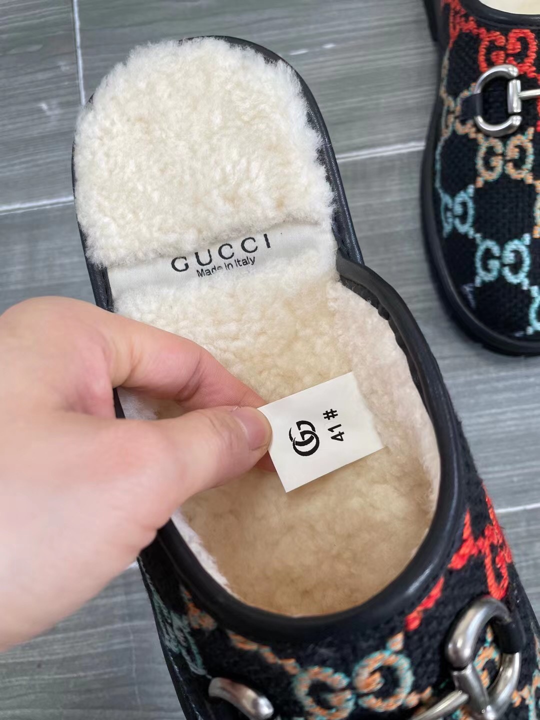 Unisex P240GUCCI Gold Men's Horsebit GG Slippers Haciéndose eco de las raíces históricas del estampa