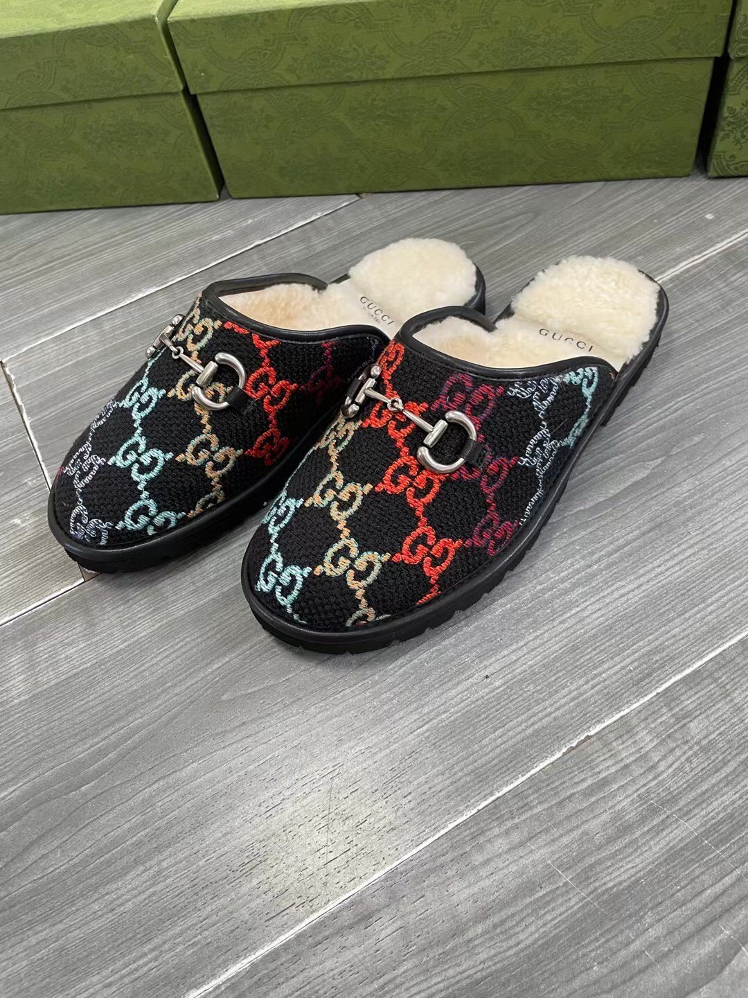 Unisex P240GUCCI Gold Men's Horsebit GG Slippers Haciéndose eco de las raíces históricas del estampa