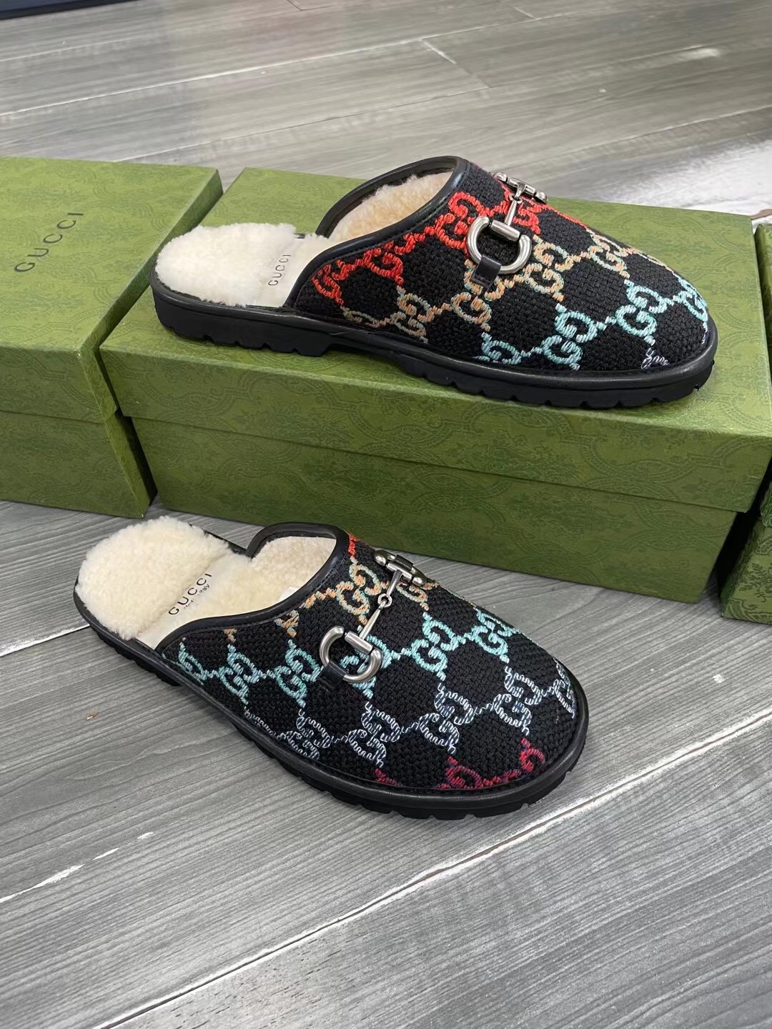 Unisex P240GUCCI Gold Men's Horsebit GG Slippers Haciéndose eco de las raíces históricas del estampa
