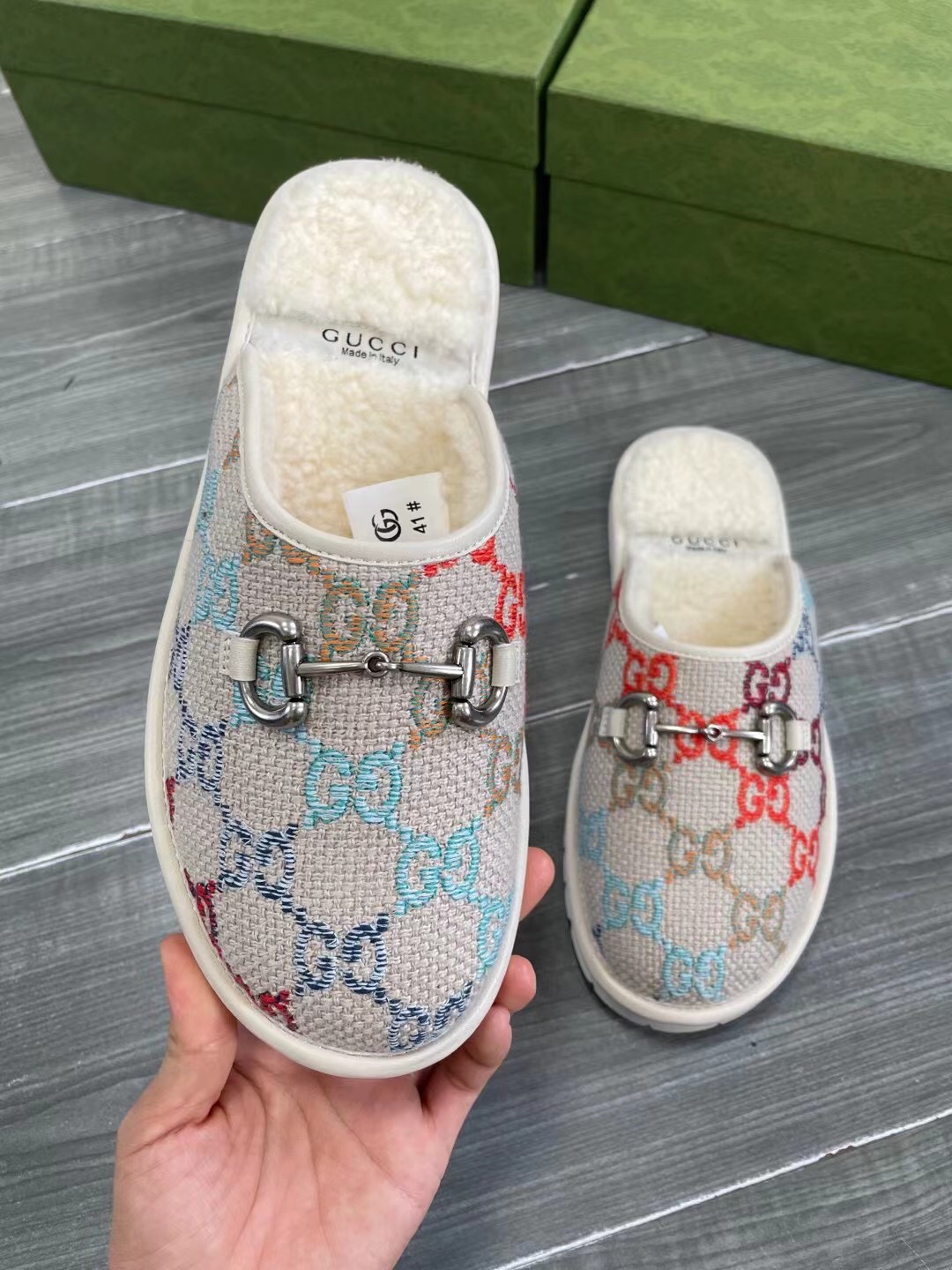 Unisex P240GUCCI Gold Men's Horsebit GG Slippers Haciéndose eco de las raíces históricas del estampa