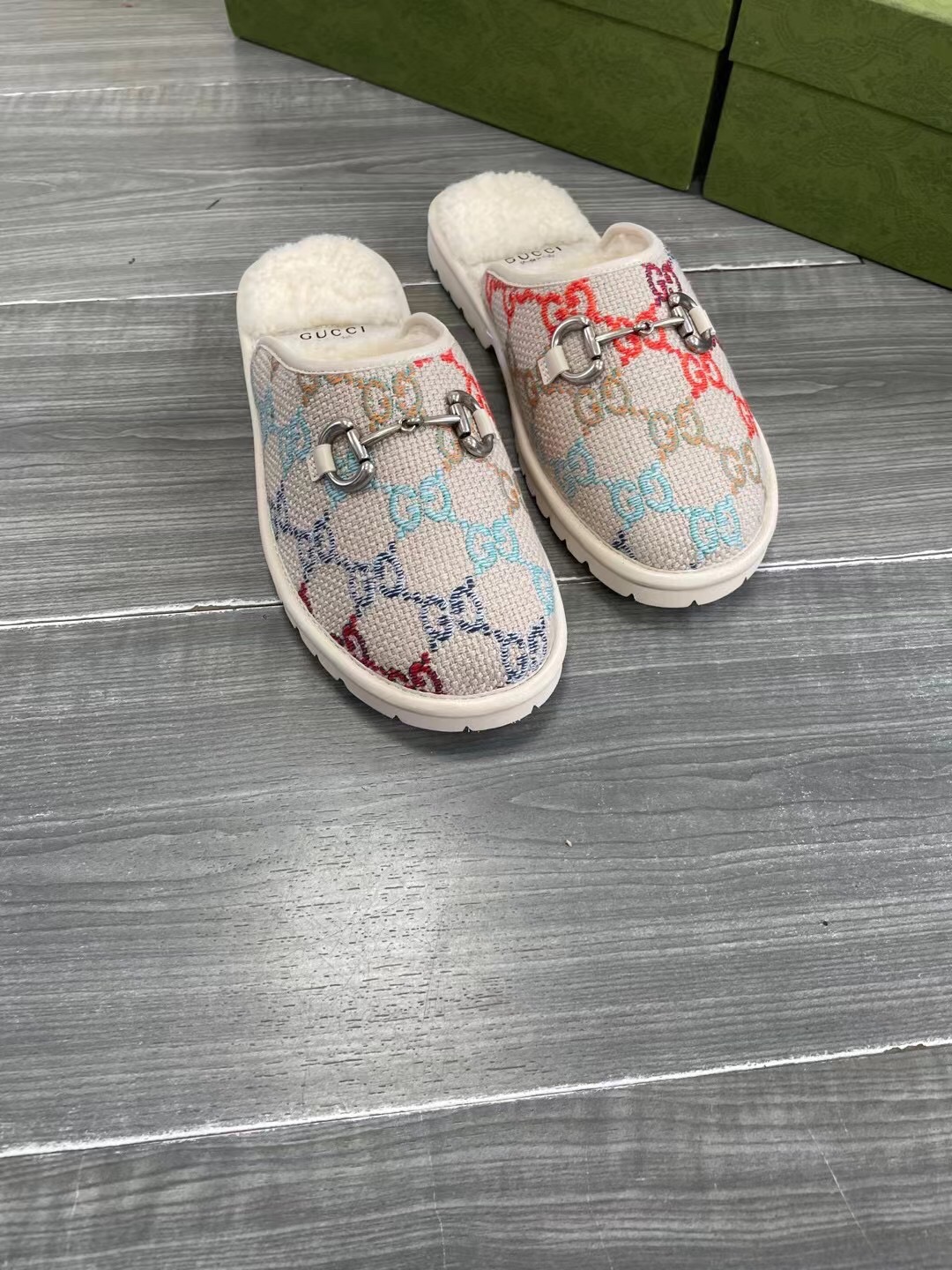 Unisex P240GUCCI Gold Men's Horsebit GG Slippers Haciéndose eco de las raíces históricas del estampa