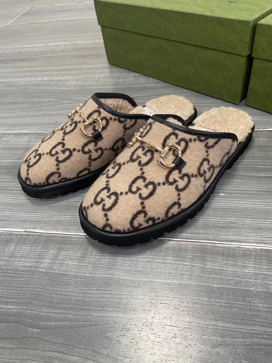 Unisex P240GUCCI Gold Men's Horsebit GG Slippers Haciéndose eco de las raíces históricas del estampa